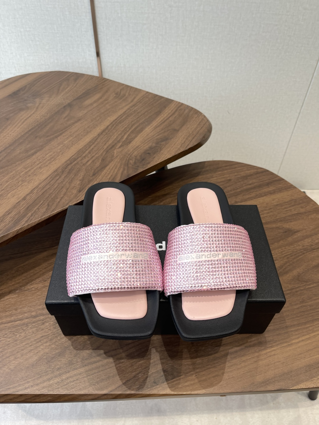莞产Alexander Wang26ss早春新款平底满钻凉拖把星光踩在脚下！整面水钻铺满鞋带宽面，走路时