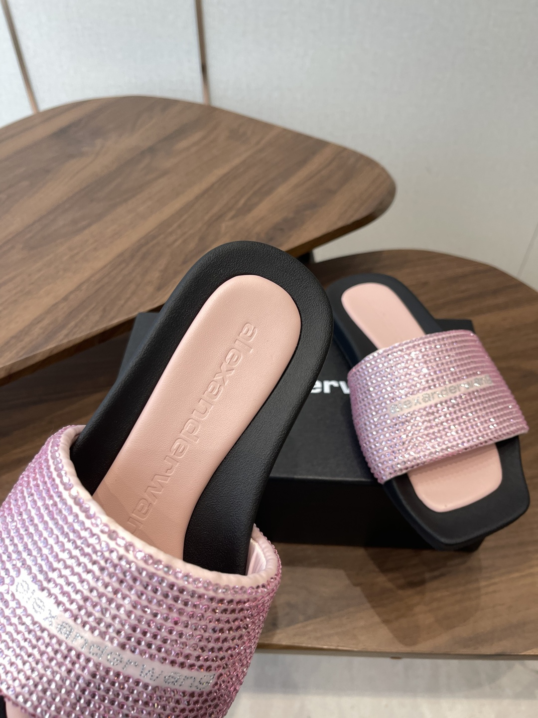 莞产Alexander Wang26ss早春新款平底满钻凉拖把星光踩在脚下!整面水钻铺满鞋带宽面,走路时 莞产Alexander Wang26ss早春新款平底满钻凉拖把星光踩在脚下!整面水钻铺满鞋带宽面,走路时