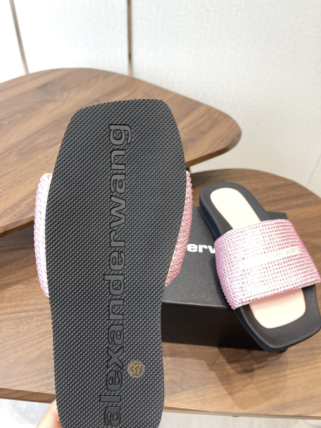 莞产Alexander Wang26ss早春新款平底满钻凉拖把星光踩在脚下!整面水钻铺满鞋带宽面,走路时 莞产Alexander Wang26ss早春新款平底满钻凉拖把星光踩在脚下!整面水钻铺满鞋带宽面,走路时