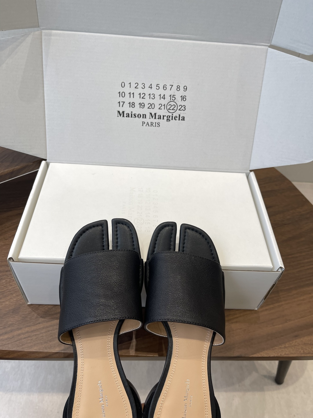 Maison Margiela经典Tabi拖鞋，皮革+分趾设计，辨识度超高！灵感来自日本足袋，极简风格，