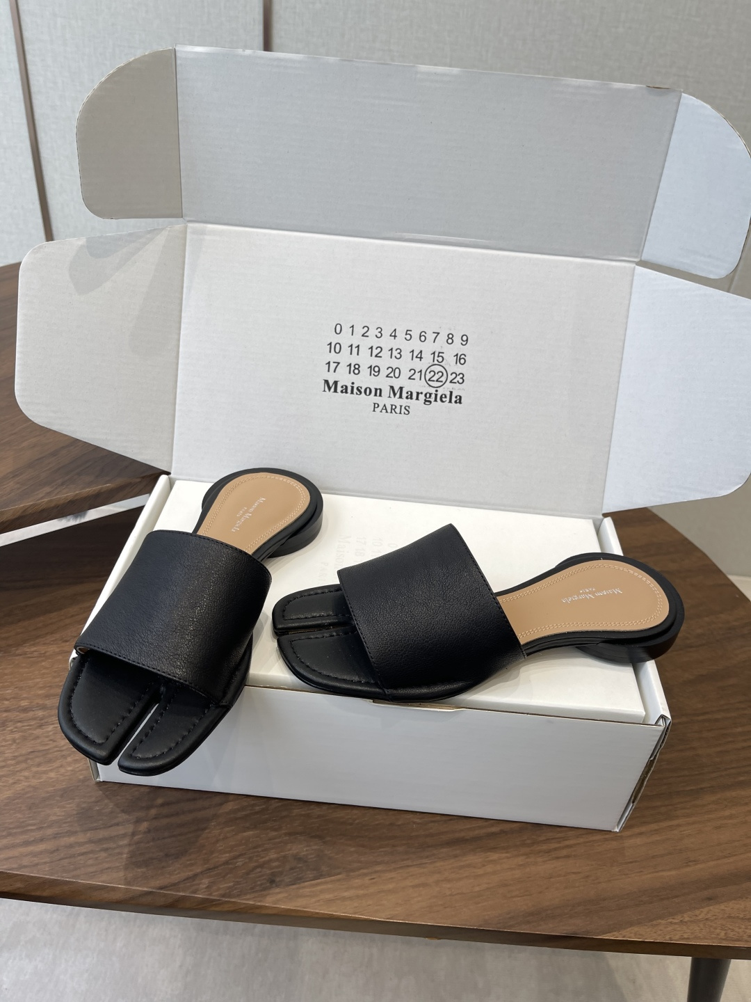 Maison Margiela经典Tabi拖鞋，皮革+分趾设计，辨识度超高！灵感来自日本足袋，极简风格，