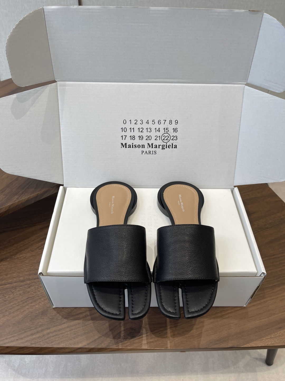 Maison Margiela经典Tabi拖鞋，皮革+分趾设计，辨识度超高！灵感来自日本足袋，极简风格，