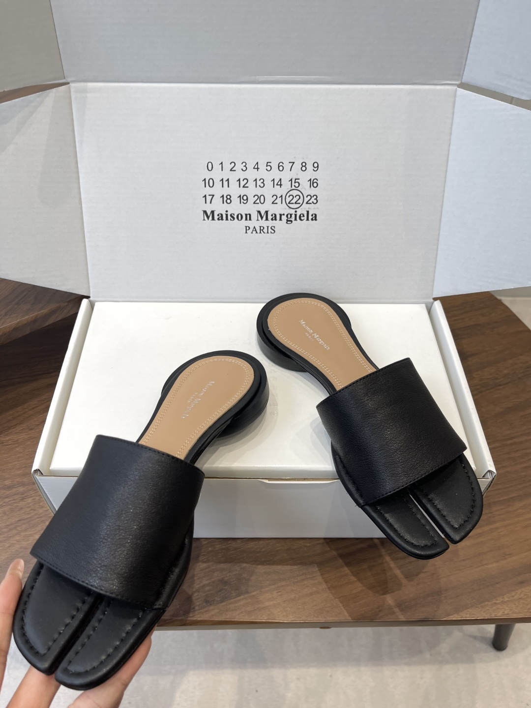 Maison Margiela经典Tabi拖鞋，皮革+分趾设计，辨识度超高！灵感来自日本足袋，极简风格，