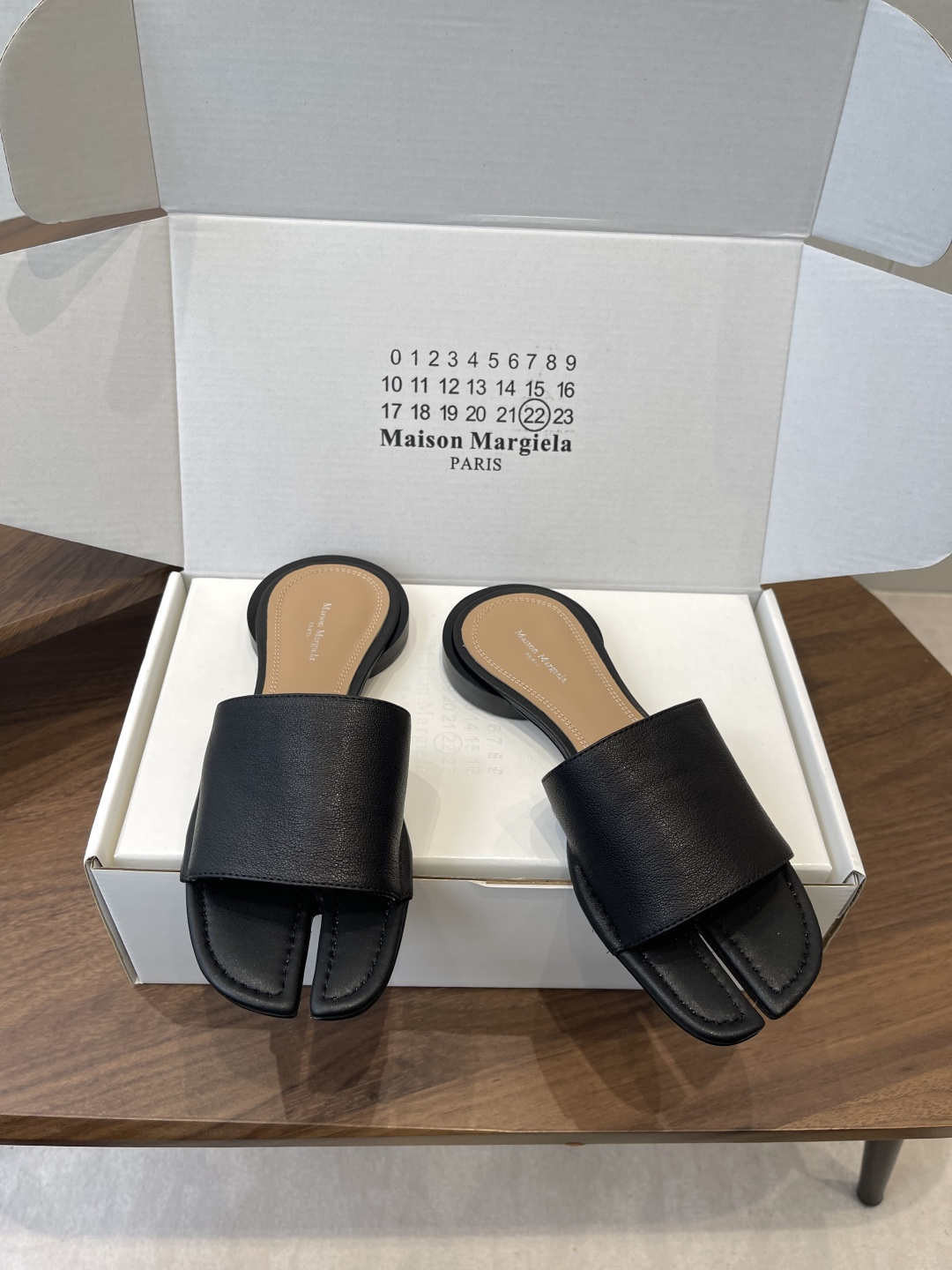 Maison Margiela经典Tabi拖鞋，皮革+分趾设计，辨识度超高！灵感来自日本足袋，极简风格，