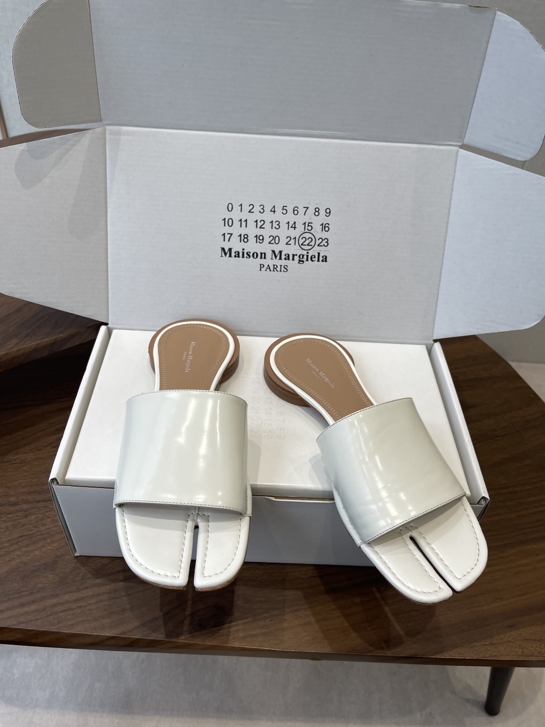 Maison Margiela经典Tabi拖鞋，皮革+分趾设计，辨识度超高！灵感来自日本足袋，极简风格，
