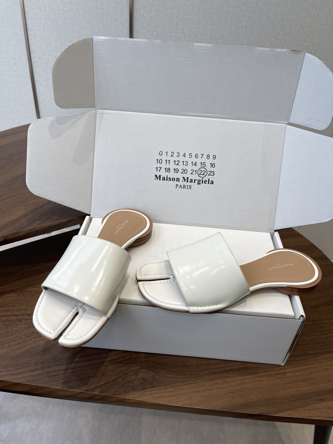 Maison Margiela经典Tabi拖鞋，皮革+分趾设计，辨识度超高！灵感来自日本足袋，极简风格，