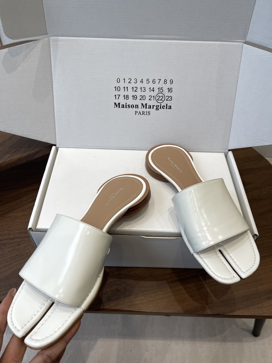 Maison Margiela经典Tabi拖鞋，皮革+分趾设计，辨识度超高！灵感来自日本足袋，极简风格，