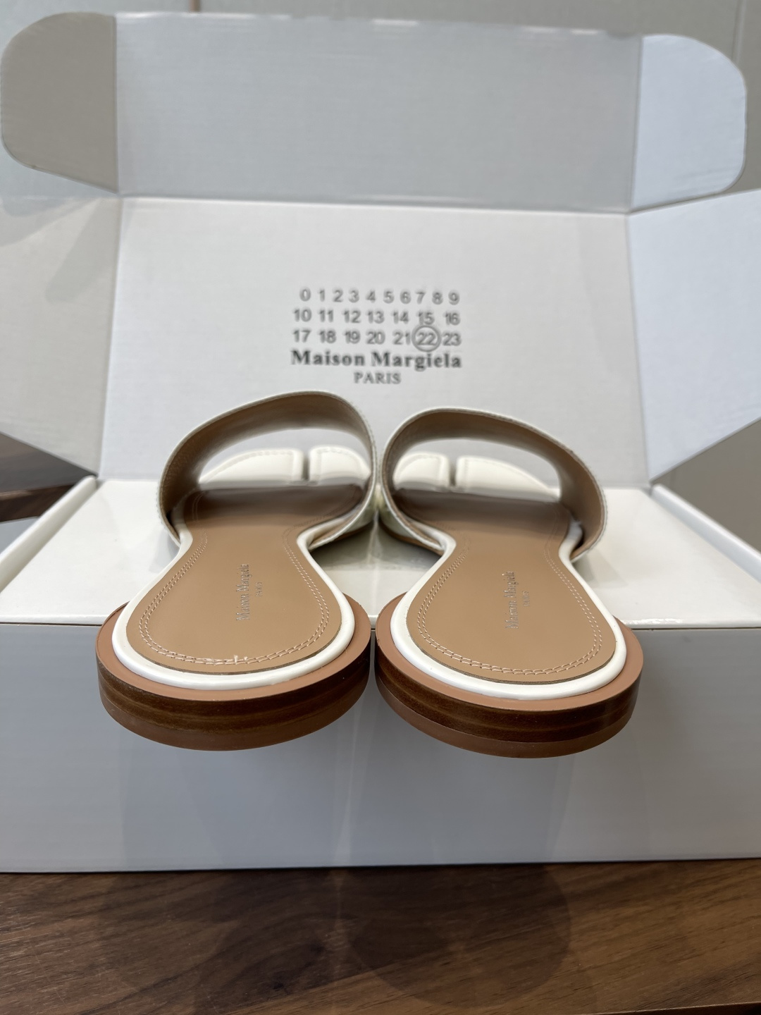 Maison Margiela经典Tabi拖鞋，皮革+分趾设计，辨识度超高！灵感来自日本足袋，极简风格，