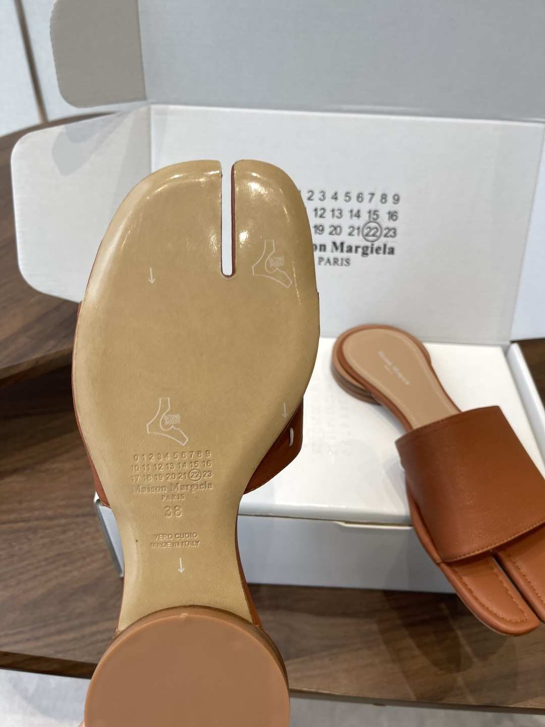 Maison Margiela经典Tabi拖鞋，皮革+分趾设计，辨识度超高！灵感来自日本足袋，极简风格，