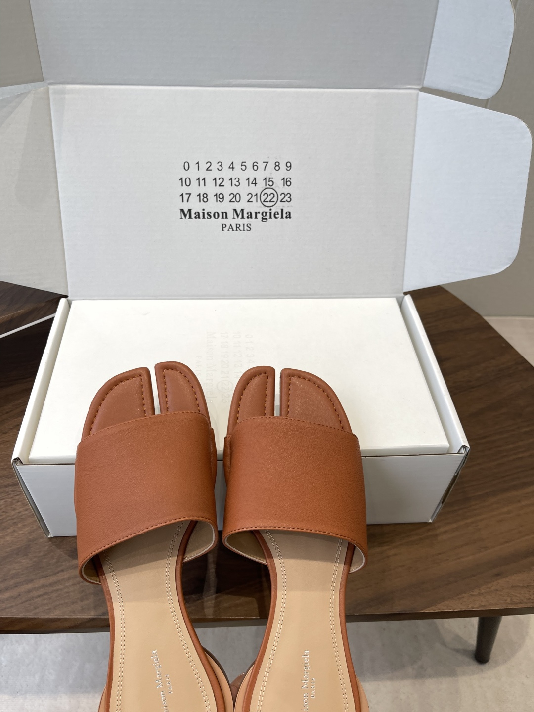 Maison Margiela经典Tabi拖鞋，皮革+分趾设计，辨识度超高！灵感来自日本足袋，极简风格，