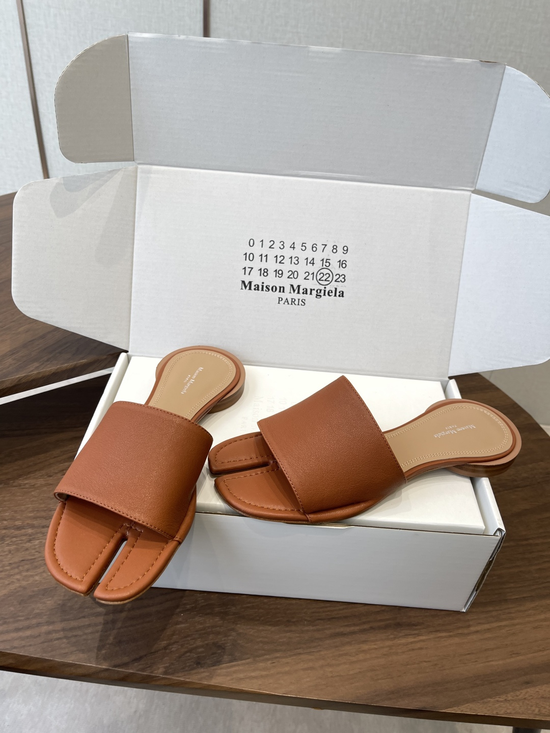 Maison Margiela经典Tabi拖鞋，皮革+分趾设计，辨识度超高！灵感来自日本足袋，极简风格，