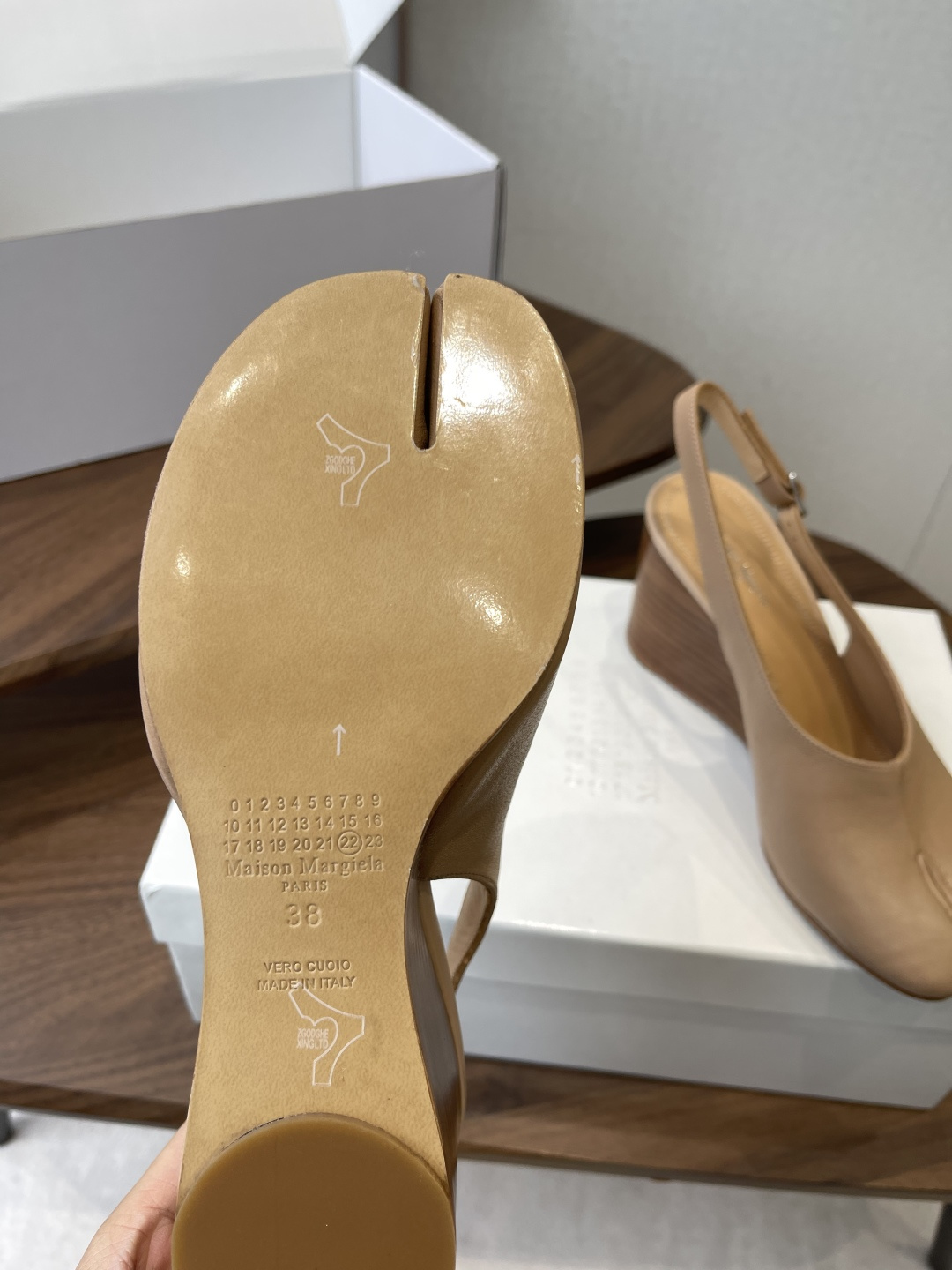 Maison Margiela26SS 春夏新款限定波点分趾鞋经典Tabi分趾造型延续品牌标志性风格,辨 Maison Margiela26SS 春夏新款限定波点分趾鞋经典Tabi分趾造型延续品牌标志性风格,辨