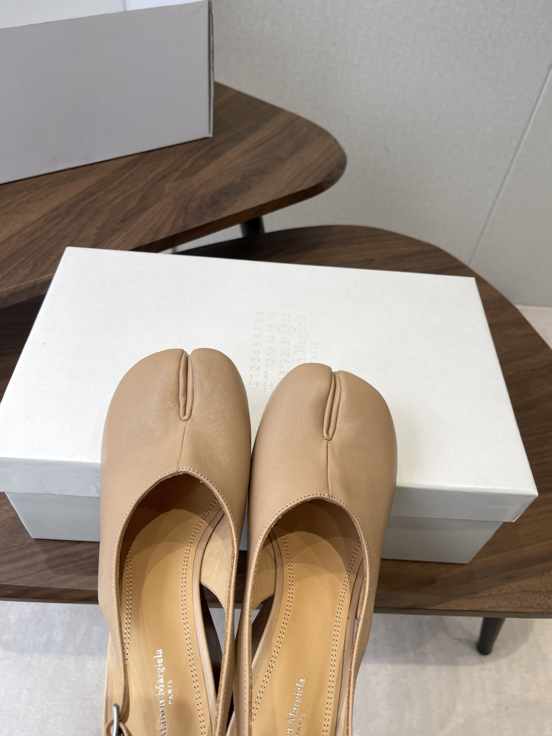 Maison Margiela26SS 春夏新款限定波点分趾鞋经典Tabi分趾造型延续品牌标志性风格,辨 Maison Margiela26SS 春夏新款限定波点分趾鞋经典Tabi分趾造型延续品牌标志性风格,辨