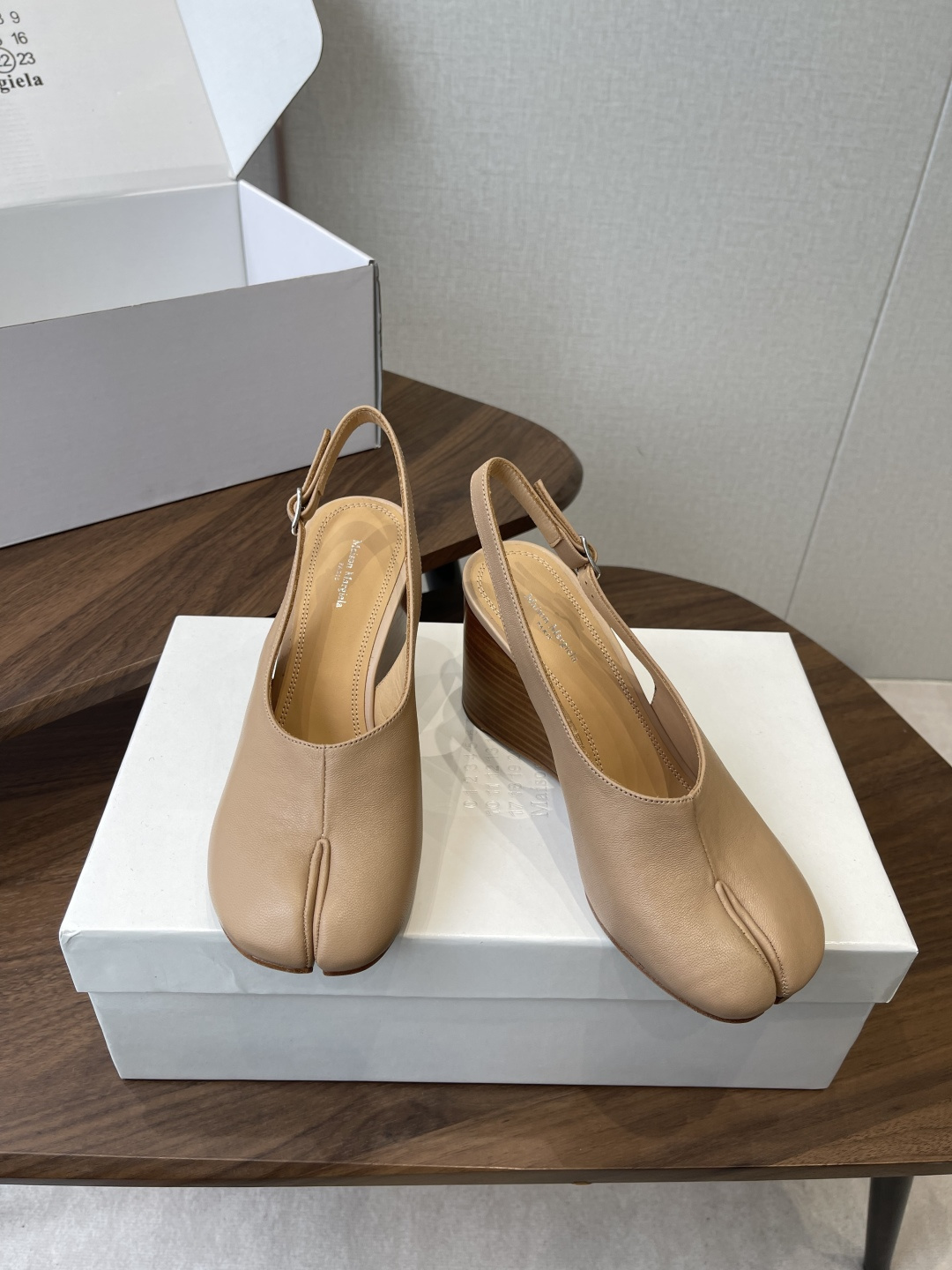 Maison Margiela26SS 春夏新款限定波点分趾鞋经典Tabi分趾造型延续品牌标志性风格,辨 Maison Margiela26SS 春夏新款限定波点分趾鞋经典Tabi分趾造型延续品牌标志性风格,辨