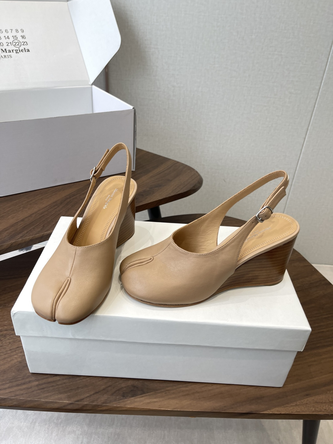 Maison Margiela26SS 春夏新款限定波点分趾鞋经典Tabi分趾造型延续品牌标志性风格,辨 Maison Margiela26SS 春夏新款限定波点分趾鞋经典Tabi分趾造型延续品牌标志性风格,辨