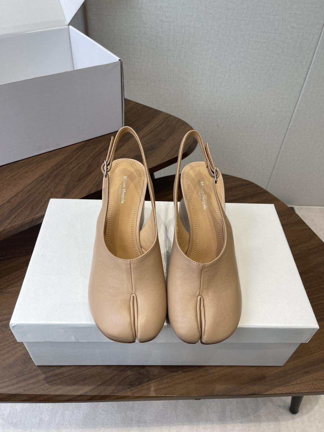 Maison Margiela26SS 春夏新款限定波点分趾鞋经典Tabi分趾造型延续品牌标志性风格，辨