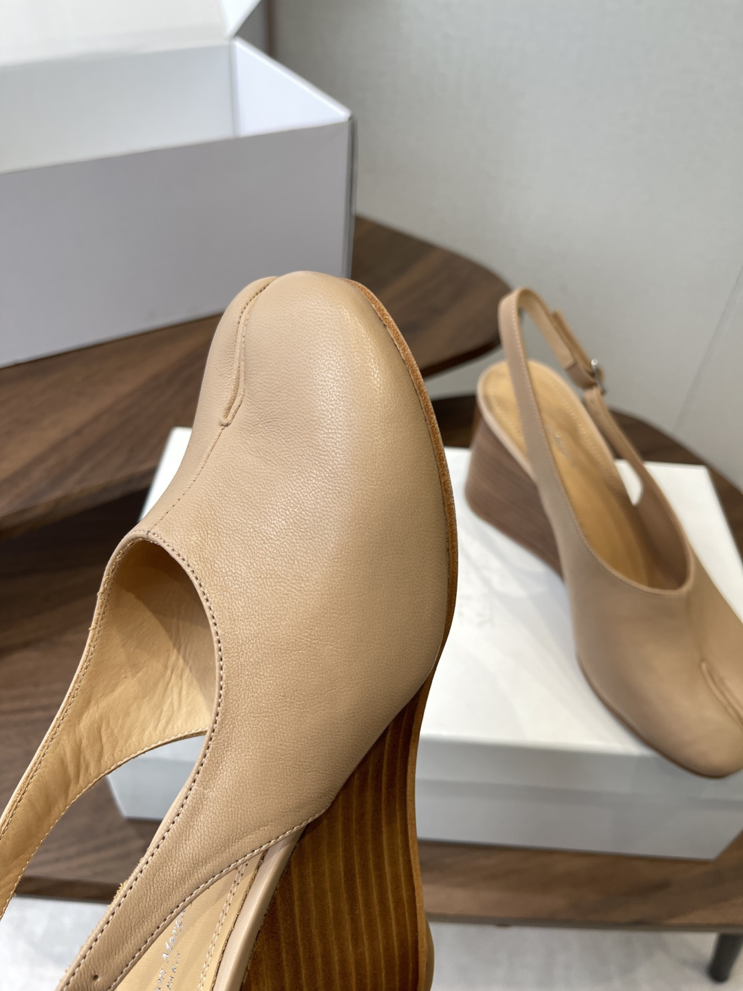 Maison Margiela26SS 春夏新款限定波点分趾鞋经典Tabi分趾造型延续品牌标志性风格,辨 Maison Margiela26SS 春夏新款限定波点分趾鞋经典Tabi分趾造型延续品牌标志性风格,辨