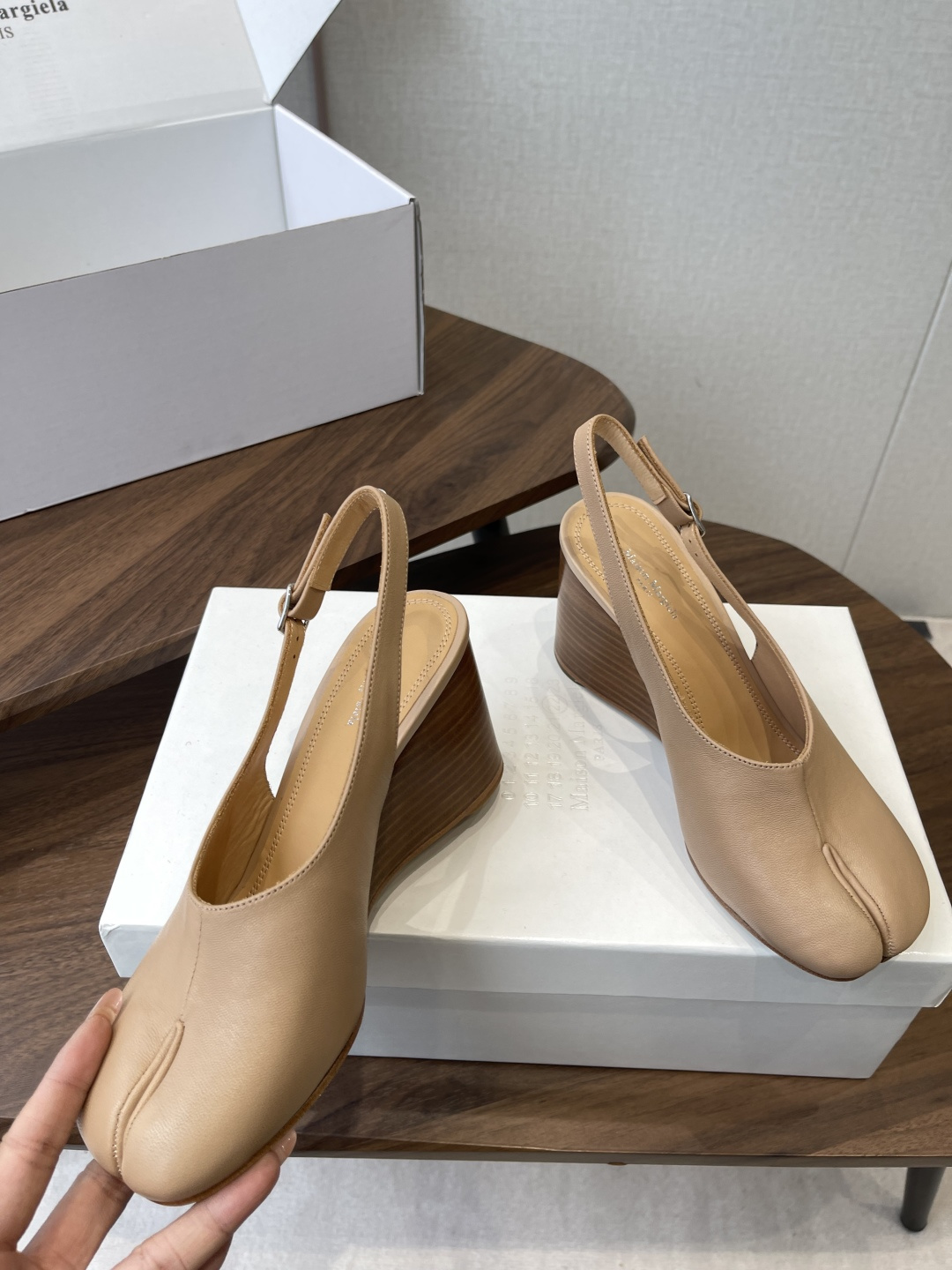 Maison Margiela26SS 春夏新款限定波点分趾鞋经典Tabi分趾造型延续品牌标志性风格,辨 Maison Margiela26SS 春夏新款限定波点分趾鞋经典Tabi分趾造型延续品牌标志性风格,辨