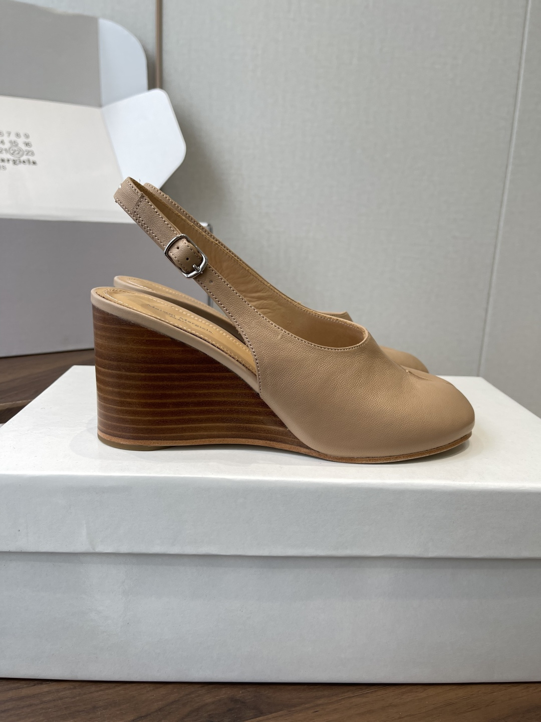 Maison Margiela26SS 春夏新款限定波点分趾鞋经典Tabi分趾造型延续品牌标志性风格,辨 Maison Margiela26SS 春夏新款限定波点分趾鞋经典Tabi分趾造型延续品牌标志性风格,辨