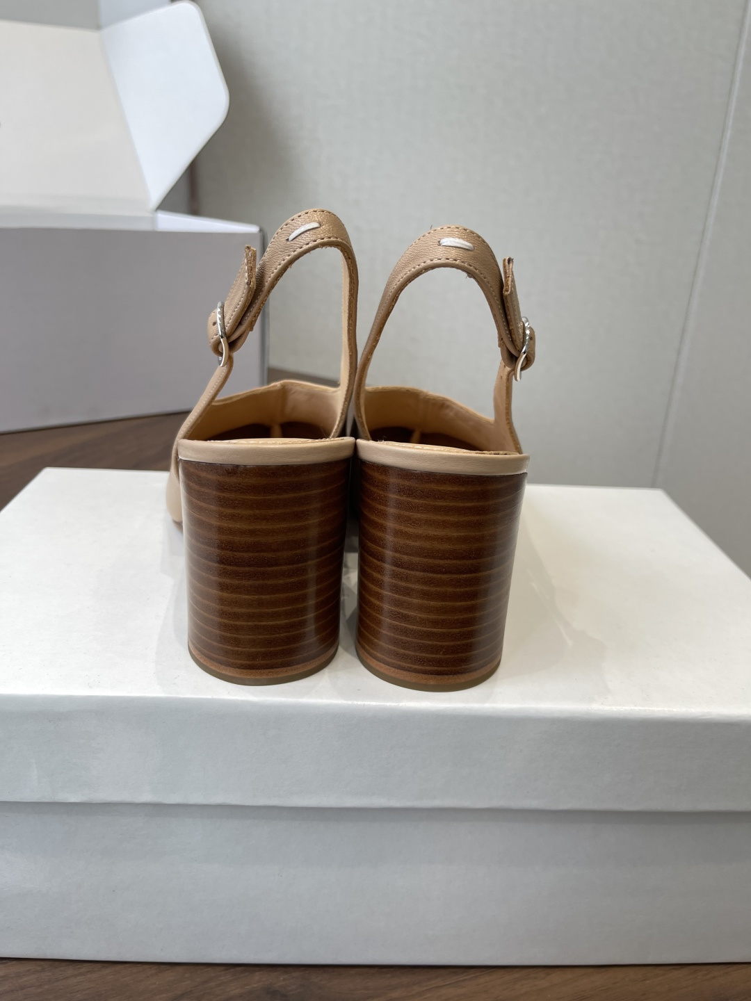 Maison Margiela26SS 春夏新款限定波点分趾鞋经典Tabi分趾造型延续品牌标志性风格,辨 Maison Margiela26SS 春夏新款限定波点分趾鞋经典Tabi分趾造型延续品牌标志性风格,辨