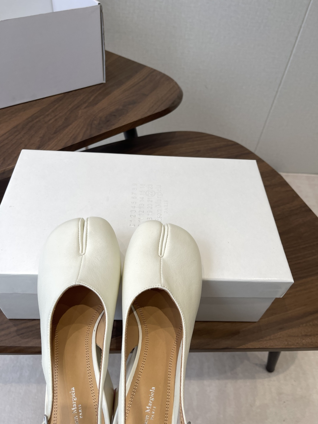 Maison Margiela26SS 春夏新款限定波点分趾鞋经典Tabi分趾造型延续品牌标志性风格,辨 Maison Margiela26SS 春夏新款限定波点分趾鞋经典Tabi分趾造型延续品牌标志性风格,辨