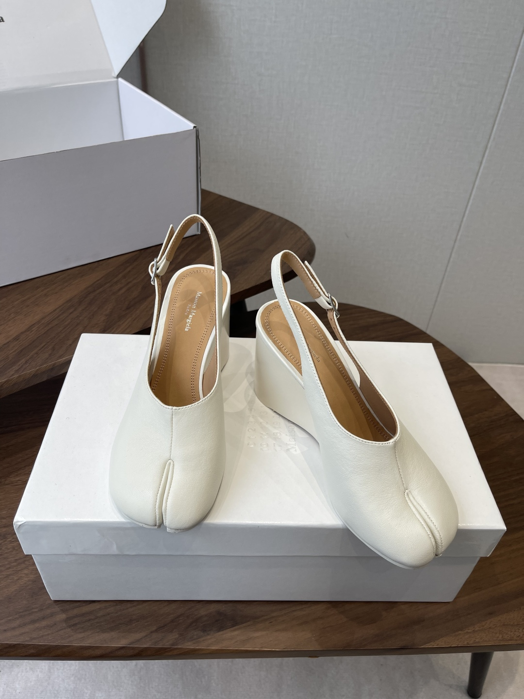 Maison Margiela26SS 春夏新款限定波点分趾鞋经典Tabi分趾造型延续品牌标志性风格,辨 Maison Margiela26SS 春夏新款限定波点分趾鞋经典Tabi分趾造型延续品牌标志性风格,辨