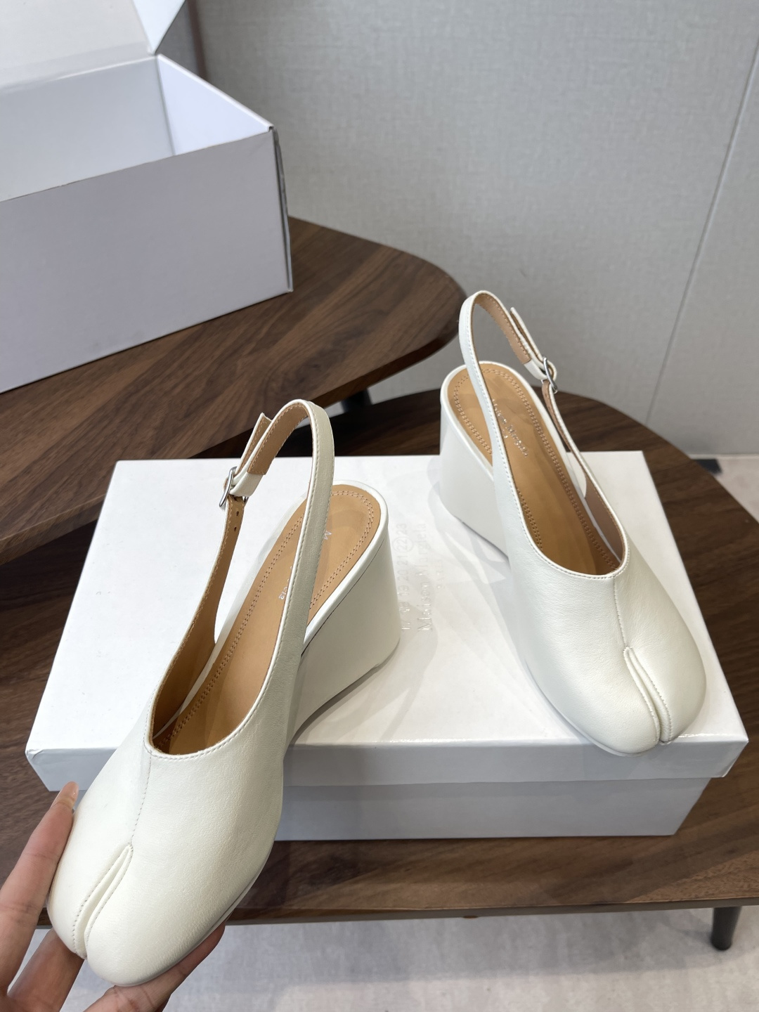 Maison Margiela26SS 春夏新款限定波点分趾鞋经典Tabi分趾造型延续品牌标志性风格,辨 Maison Margiela26SS 春夏新款限定波点分趾鞋经典Tabi分趾造型延续品牌标志性风格,辨