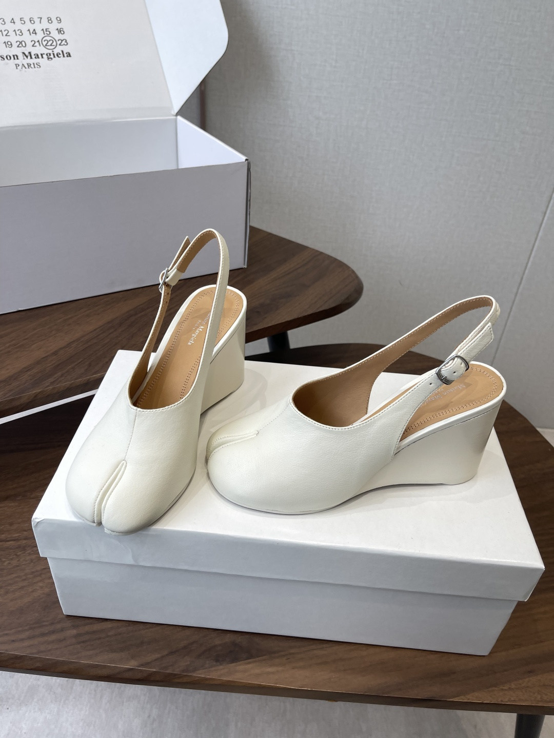 Maison Margiela26SS 春夏新款限定波点分趾鞋经典Tabi分趾造型延续品牌标志性风格,辨 Maison Margiela26SS 春夏新款限定波点分趾鞋经典Tabi分趾造型延续品牌标志性风格,辨
