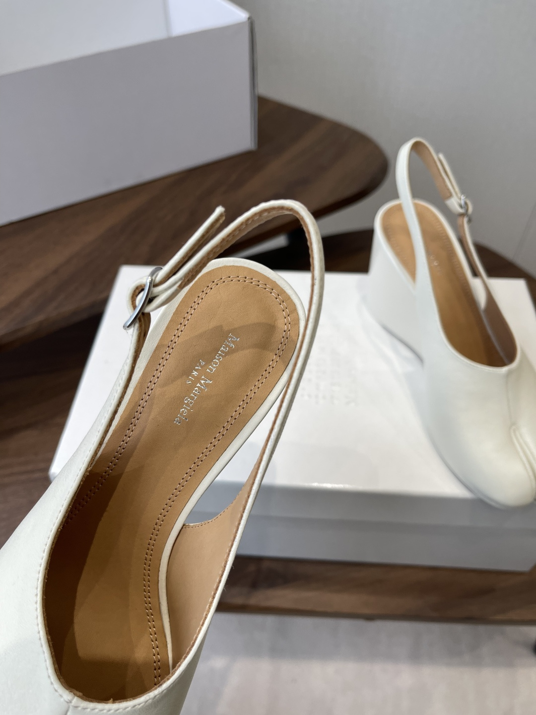 Maison Margiela26SS 春夏新款限定波点分趾鞋经典Tabi分趾造型延续品牌标志性风格,辨 Maison Margiela26SS 春夏新款限定波点分趾鞋经典Tabi分趾造型延续品牌标志性风格,辨