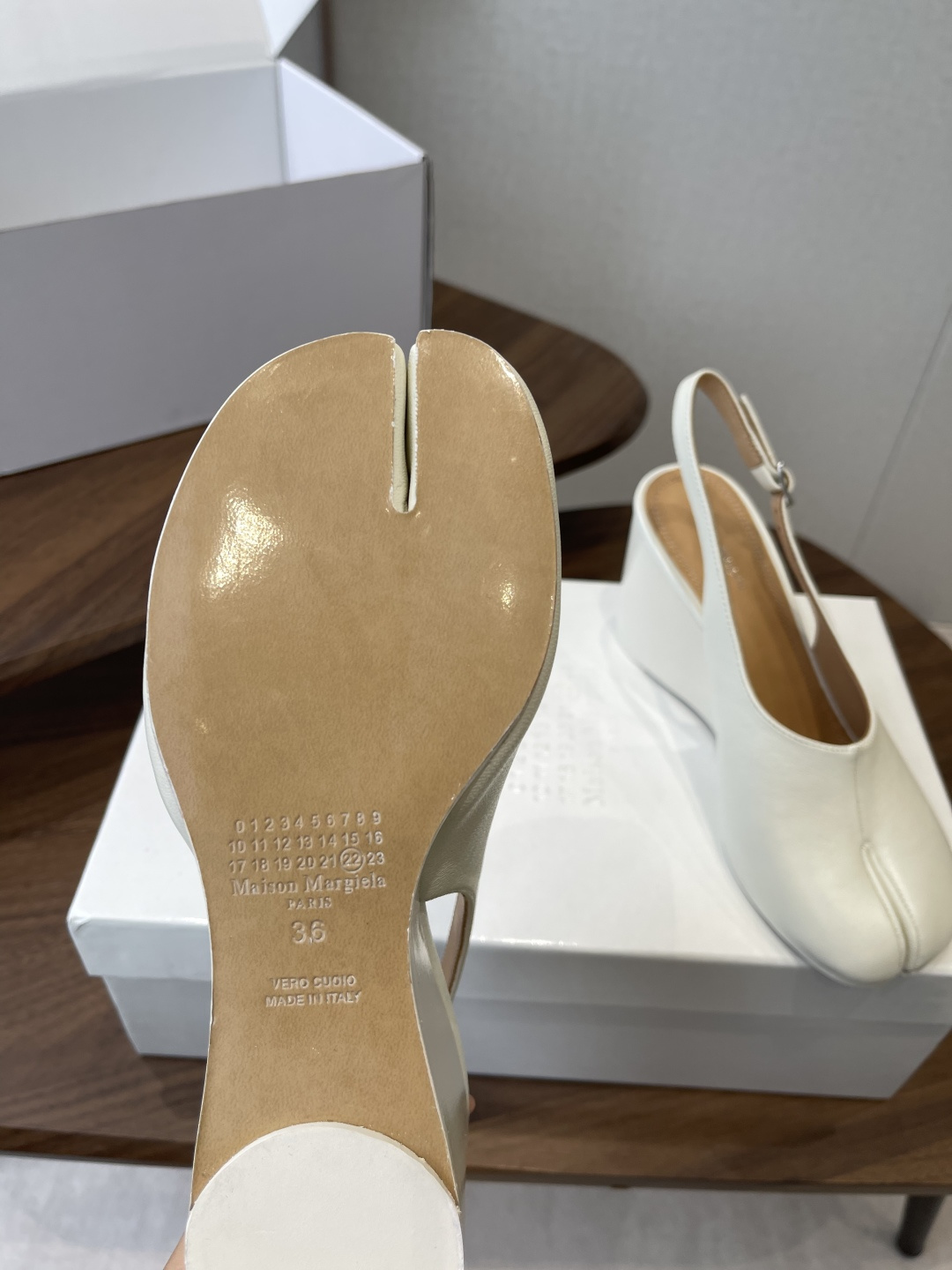 Maison Margiela26SS 春夏新款限定波点分趾鞋经典Tabi分趾造型延续品牌标志性风格,辨 Maison Margiela26SS 春夏新款限定波点分趾鞋经典Tabi分趾造型延续品牌标志性风格,辨