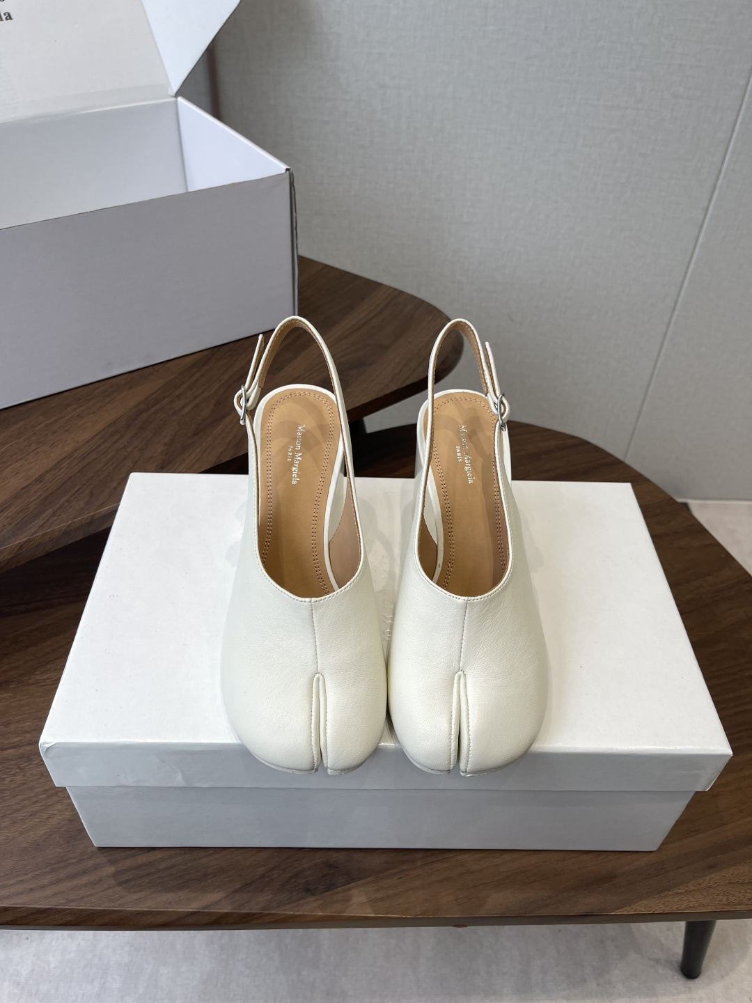 Maison Margiela26SS 春夏新款限定波点分趾鞋经典Tabi分趾造型延续品牌标志性风格，辨