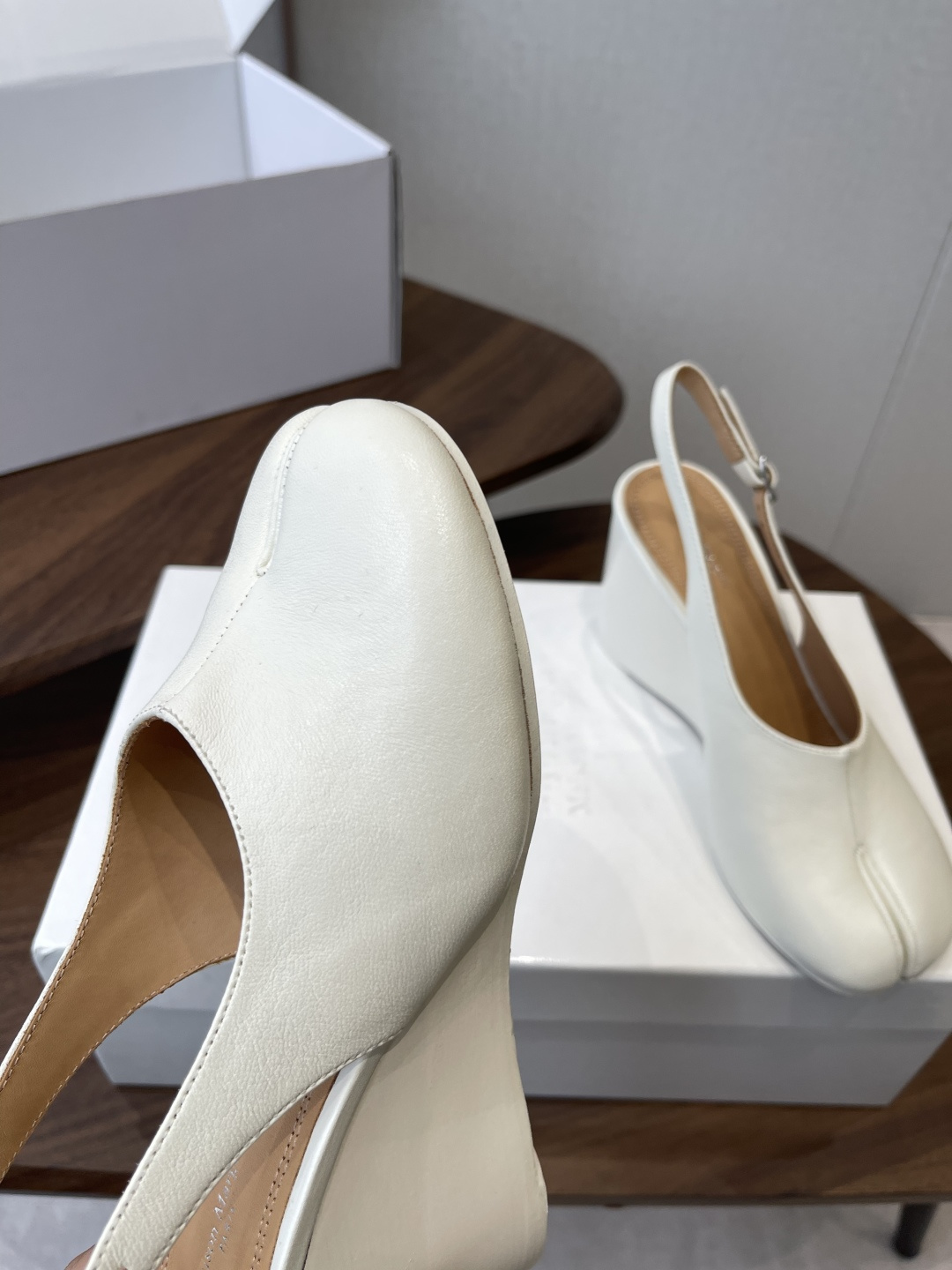 Maison Margiela26SS 春夏新款限定波点分趾鞋经典Tabi分趾造型延续品牌标志性风格,辨 Maison Margiela26SS 春夏新款限定波点分趾鞋经典Tabi分趾造型延续品牌标志性风格,辨