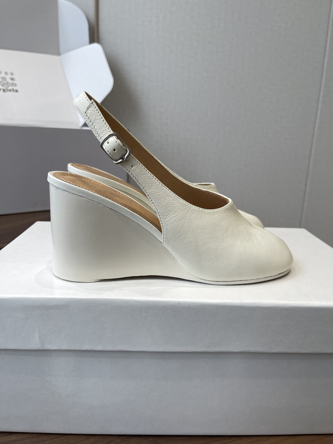 Maison Margiela26SS 春夏新款限定波点分趾鞋经典Tabi分趾造型延续品牌标志性风格,辨 Maison Margiela26SS 春夏新款限定波点分趾鞋经典Tabi分趾造型延续品牌标志性风格,辨