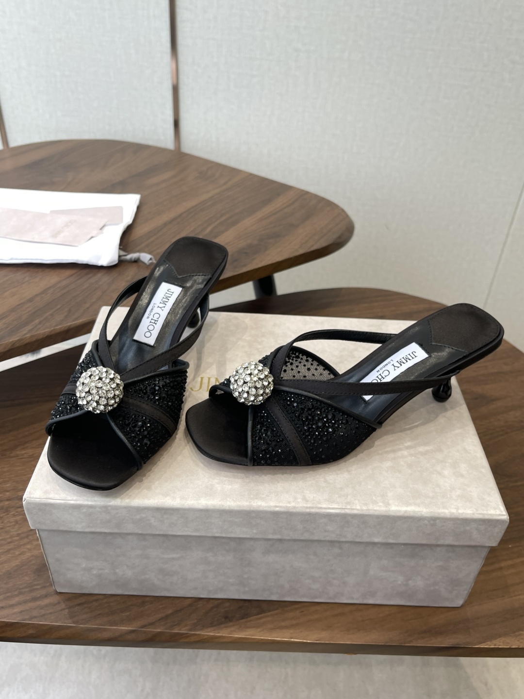 Jimmy Choo 26ss 春夏 系列JC新款 高跟拖鞋 凉鞋模糊鞋履与珠宝配饰之间的界线 鲜明 J