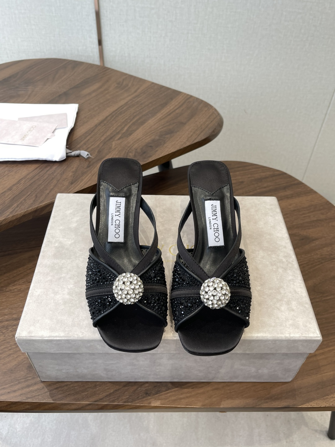 Jimmy Choo 26ss 春夏 系列JC新款 高跟拖鞋 凉鞋模糊鞋履与珠宝配饰之间的界线 鲜明 J