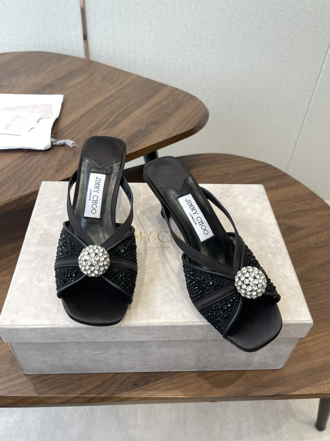 Jimmy Choo 26ss 春夏 系列JC新款 高跟拖鞋 凉鞋模糊鞋履与珠宝配饰之间的界线 鲜明 J