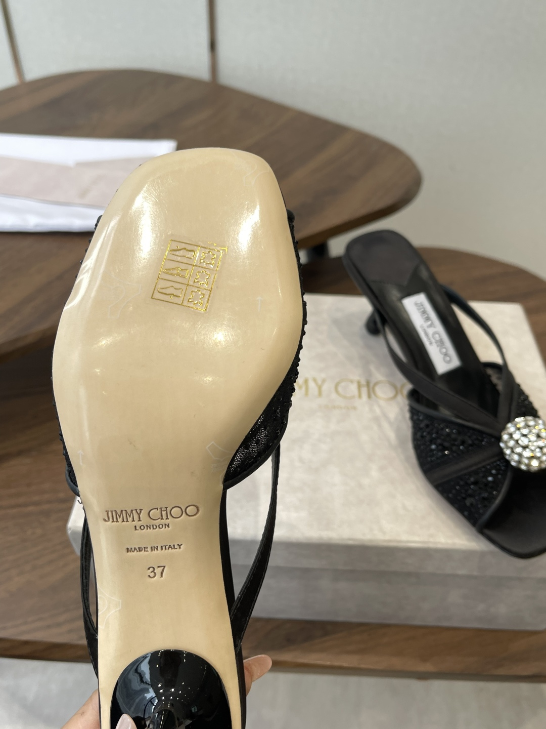 Jimmy Choo 26ss 春夏 系列JC新款 高跟拖鞋 凉鞋模糊鞋履与珠宝配饰之间的界线 鲜明 J