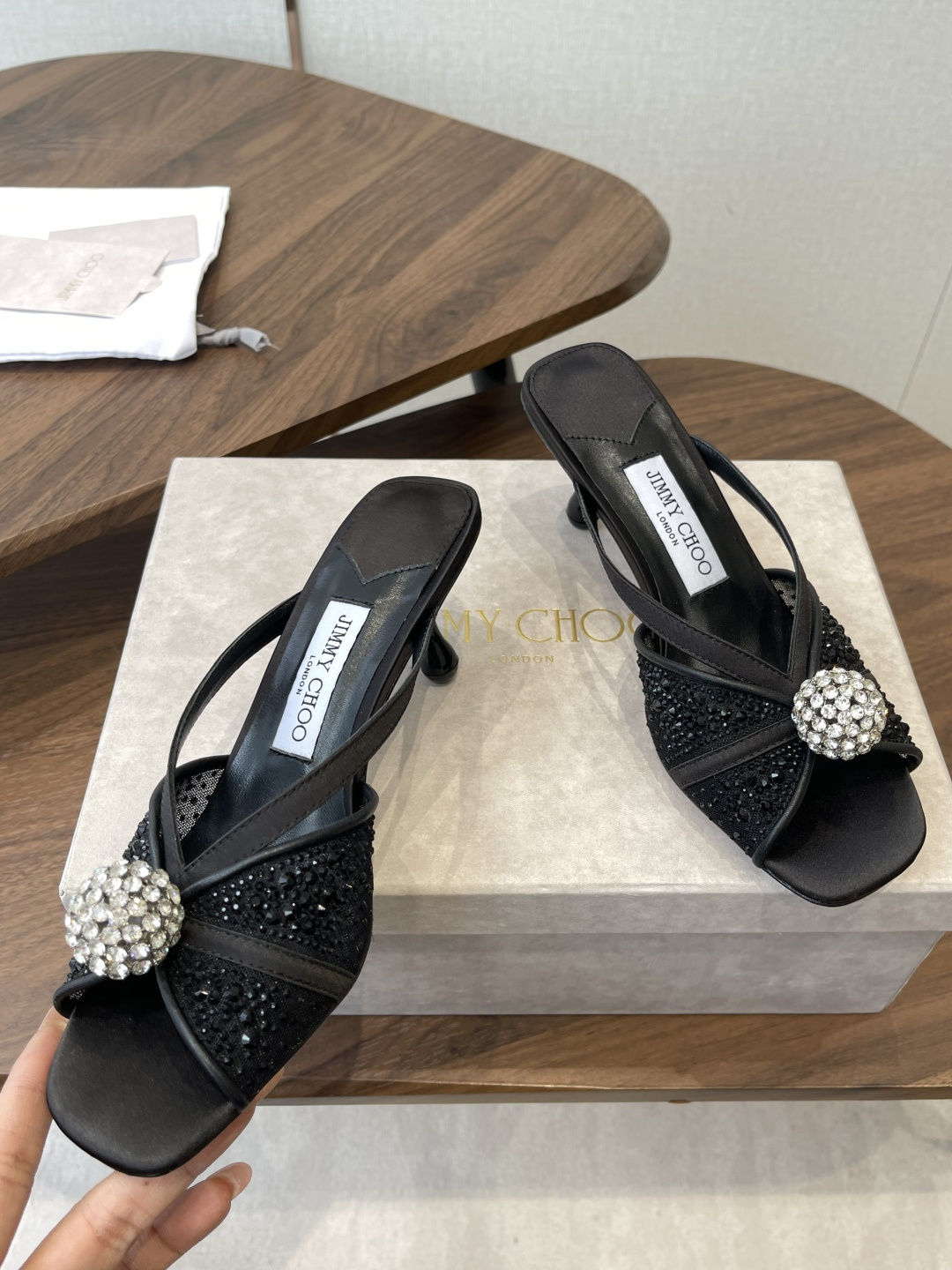 Jimmy Choo 26ss 春夏 系列JC新款 高跟拖鞋 凉鞋模糊鞋履与珠宝配饰之间的界线 鲜明 J