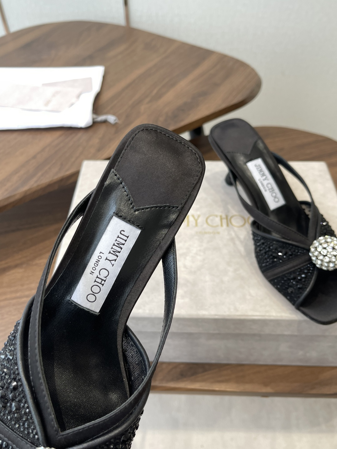 Jimmy Choo 26ss 春夏 系列JC新款 高跟拖鞋 凉鞋模糊鞋履与珠宝配饰之间的界线 鲜明 J