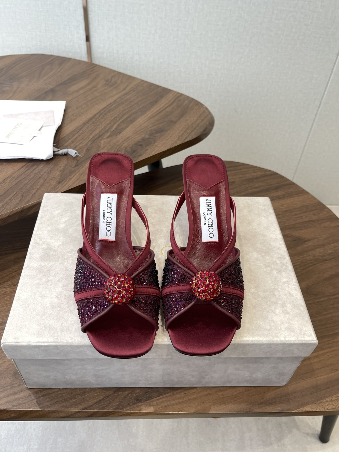 NO:815067,Jimmy Choo 26ss spring and summer series JC new high-heeled slippers and sandals blur the line between shoes and jewelry accessories. Distinctive Jimmy Choo style design. Exquisite and graceful draping, like an elegant ankle chain for slender feet. There are also many exquisite crystal pendants on the heel line to highlight the unique shoe shape. The pointed toe is paired with a 6 cm slender high heel, which is fashionable and eye-catching and unforgettable. The upper is imported silk/pearl and the lining is sheepskin.  Italian genuine leather outsole Height: 6/9.5CM Size35-42 (40 41 42 customized, non-refundable), half-slip high heels, jimmy choo, sandals, high heels, slippers, sheepskin, real silk, Leather soles19860909Jimmy Choo 26ss 春夏 系列JC新款 高跟拖鞋 凉鞋 模糊鞋履与珠宝配饰之间的界线 鲜明 Jimmy Choo 风格设计. 精美上优美悬垂,宛如为纤足戴上优雅踝链.另有多颗精美水晶垂饰后跟线,突显别致鞋型,尖头配以 6厘米纤细高跟,时髦吸睛,令人难以忘怀 鞋面进口真丝/珍珠 内里垫脚羊皮 意大利真皮大底 高度:6/9.5CM Size35-42（40 41 42订做不退换）,半拖高跟鞋,jimmy choo,sandals,high heels,slippers,sheepskin,real silk,Leather soles,Women's Shoes