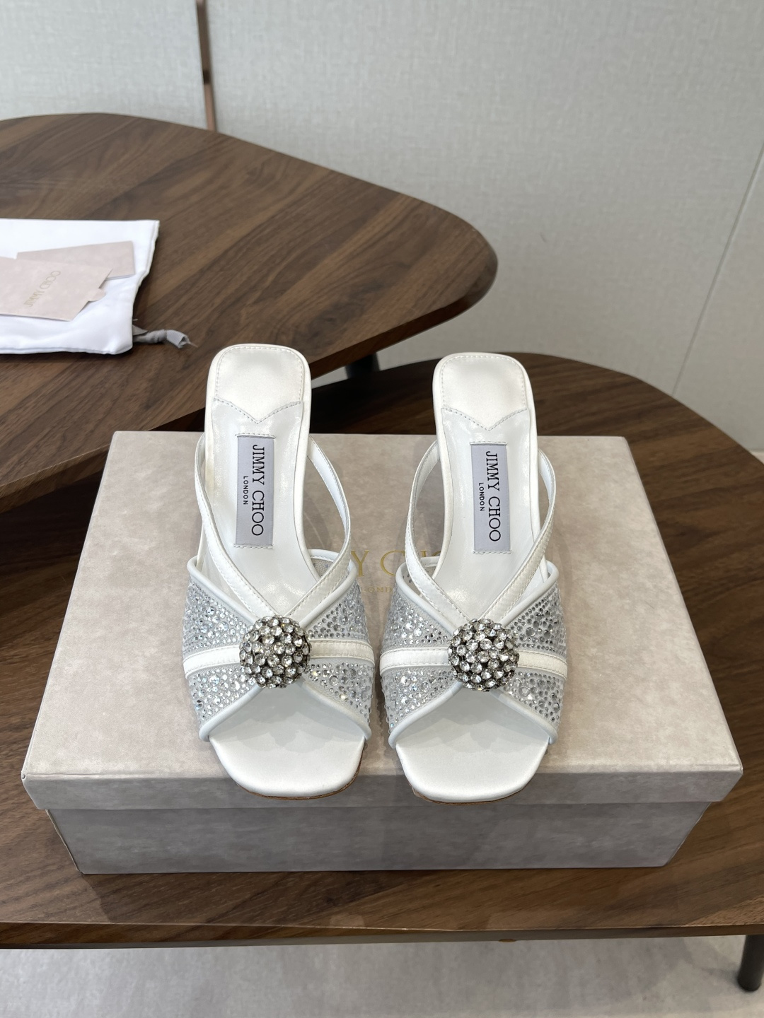 NO:815072,Jimmy Choo 26ss spring and summer series JC new high-heeled slippers and sandals blur the line between shoes and jewelry accessories. Distinctive Jimmy Choo style design. Exquisite and graceful draping, like an elegant ankle chain for slender feet. There are also many exquisite crystal pendants on the heel line to highlight the unique shoe shape. The pointed toe is paired with a 6 cm slender high heel, which is fashionable and eye-catching and unforgettable. The upper is imported silk/pearl and the lining is sheepskin.  Italian genuine leather outsole Height: 6/9.5CM Size35-42 (40 41 42 customized, non-refundable), half-slip high heels, jimmy choo, sandals, high heels, slippers, sheepskin, real silk, Leather soles19860909Jimmy Choo 26ss 春夏 系列JC新款 高跟拖鞋 凉鞋 模糊鞋履与珠宝配饰之间的界线 鲜明 Jimmy Choo 风格设计. 精美上优美悬垂,宛如为纤足戴上优雅踝链.另有多颗精美水晶垂饰后跟线,突显别致鞋型,尖头配以 6厘米纤细高跟,时髦吸睛,令人难以忘怀 鞋面进口真丝/珍珠 内里垫脚羊皮 意大利真皮大底 高度:6/9.5CM Size35-42（40 41 42订做不退换）,半拖高跟鞋,jimmy choo,sandals,high heels,slippers,sheepskin,real silk,Leather soles,Women's Shoes