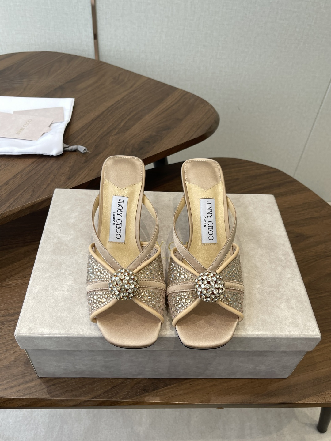 Jimmy Choo 26ss 春夏 系列JC新款 高跟拖鞋 凉鞋模糊鞋履与珠宝配饰之间的界线 鲜明 J