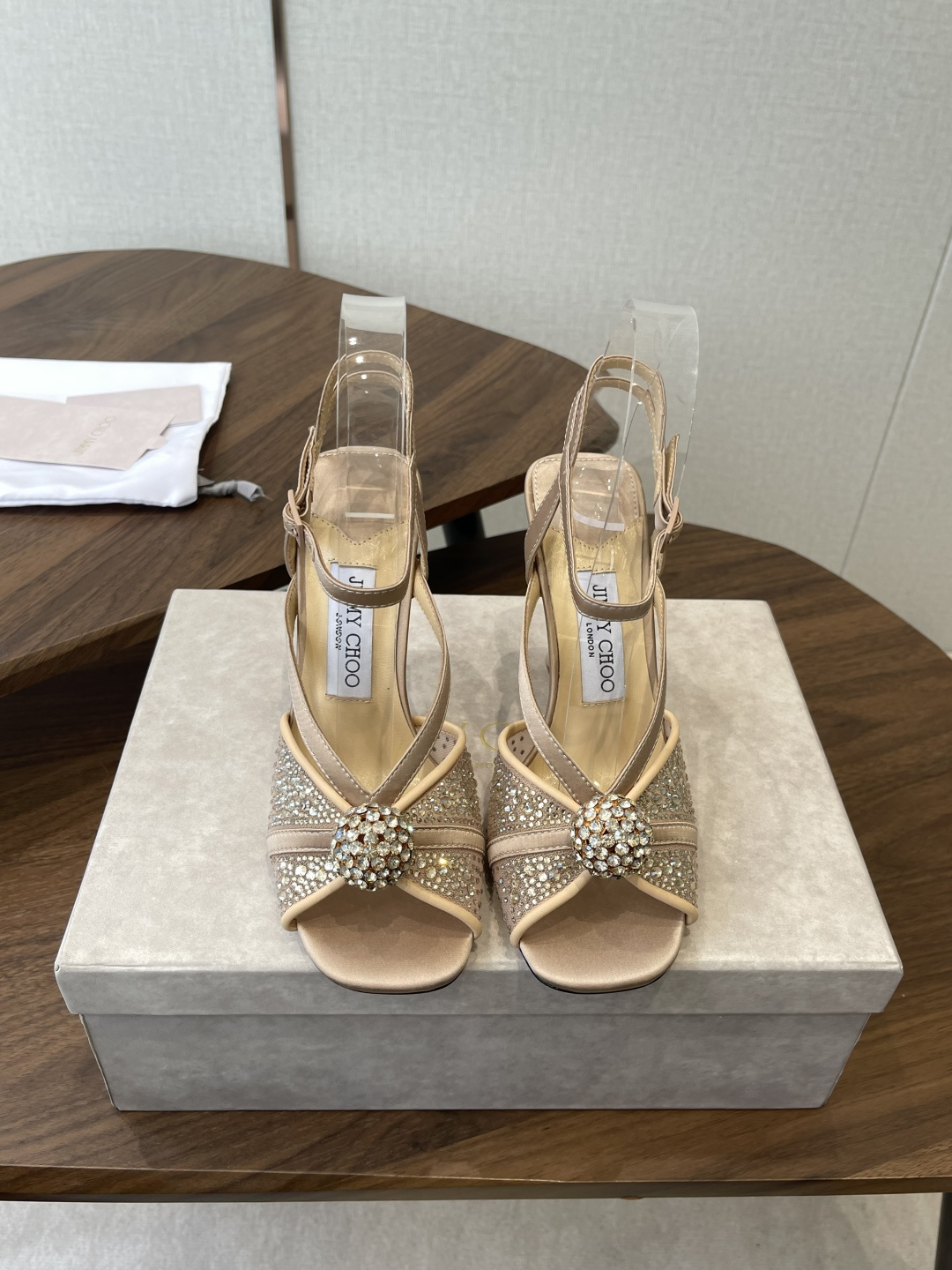 Jimmy Choo 26ss 春夏 系列JC新款 高跟拖鞋 凉鞋模糊鞋履与珠宝配饰之间的界线 鲜明 J