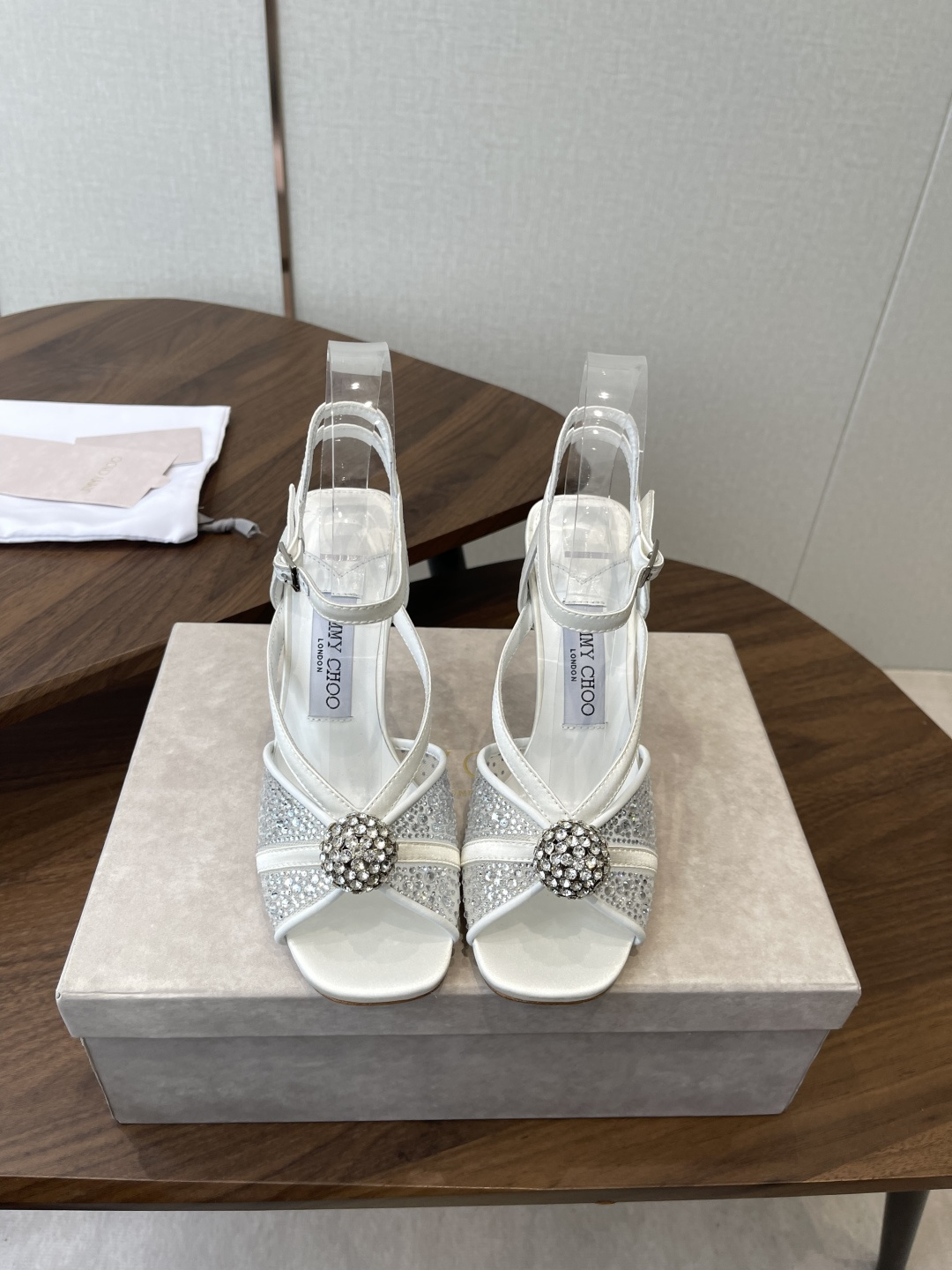 Jimmy Choo 26ss 春夏 系列JC新款 高跟拖鞋 凉鞋模糊鞋履与珠宝配饰之间的界线 鲜明 J