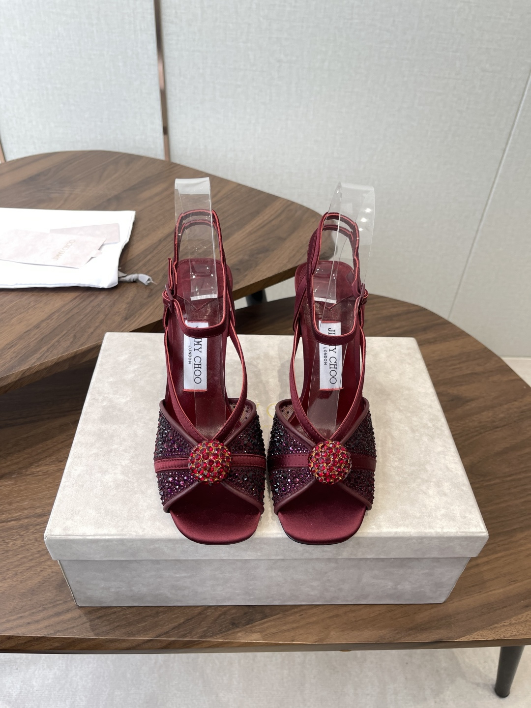 Jimmy Choo 26ss 春夏 系列JC新款 高跟拖鞋 凉鞋模糊鞋履与珠宝配饰之间的界线 鲜明 J
