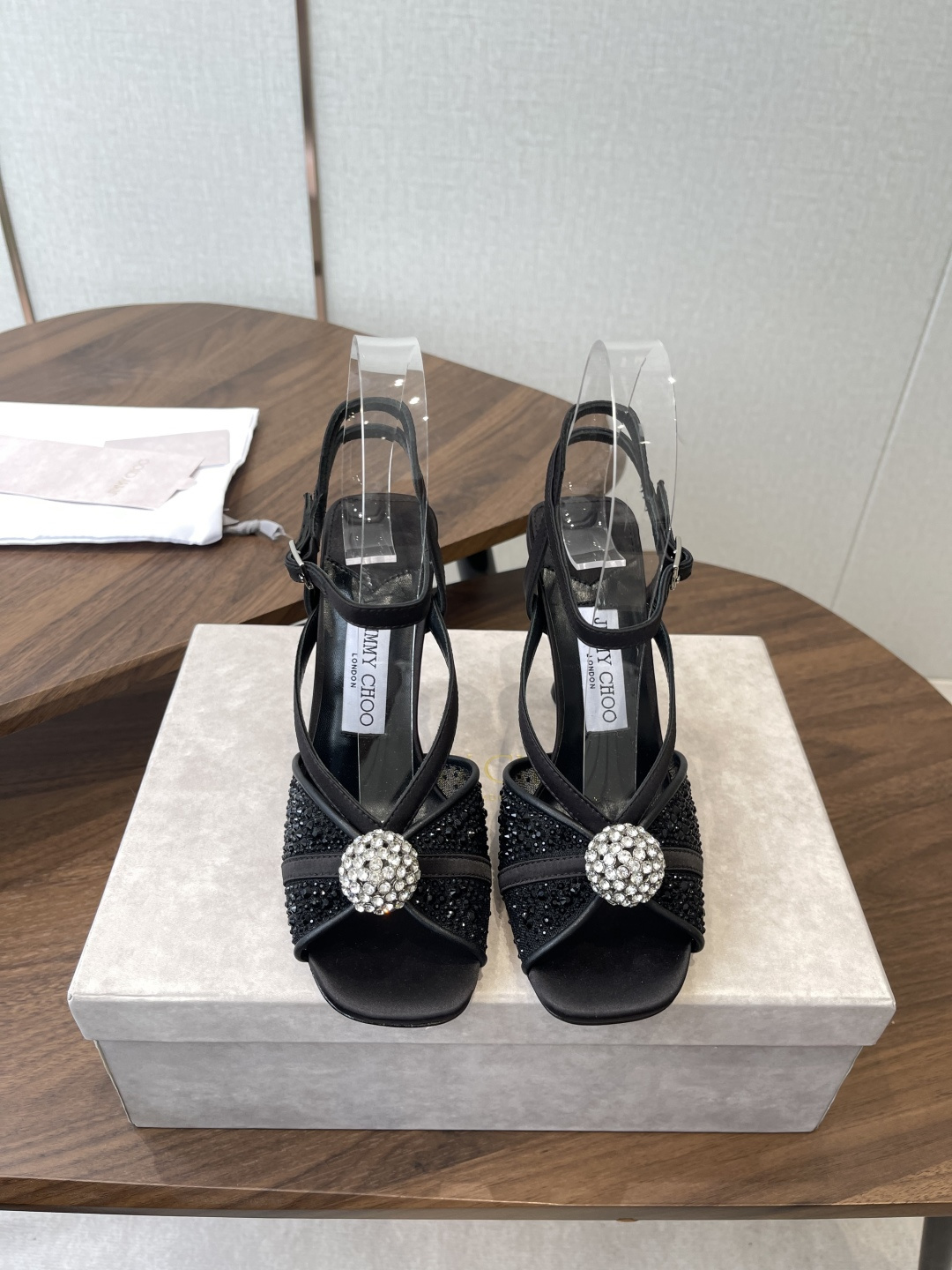 NO:815077,Jimmy Choo 26ss spring and summer series JC new high-heeled slippers and sandals blur the line between shoes and jewelry accessories. Distinctive Jimmy Choo style design. Exquisite and graceful draping, like an elegant ankle chain for slender feet. There are also many exquisite crystal pendants on the heel line to highlight the unique shoe shape. The pointed toe is paired with a 6 cm slender high heel, which is fashionable and eye-catching and unforgettable. The upper is imported silk/pearl and the lining is sheepskin.  Italian genuine leather outsole Height: 6/9.5CM Size35-42 (40 41 42 customized, non-refundable), half-slip high heels, jimmy choo, sandals, high heels, slippers, sheepskin, real silk, Leather soles19860909Jimmy Choo 26ss 春夏 系列JC新款 高跟拖鞋 凉鞋 模糊鞋履与珠宝配饰之间的界线 鲜明 Jimmy Choo 风格设计. 精美上优美悬垂,宛如为纤足戴上优雅踝链.另有多颗精美水晶垂饰后跟线,突显别致鞋型,尖头配以 6厘米纤细高跟,时髦吸睛,令人难以忘怀 鞋面进口真丝/珍珠 内里垫脚羊皮 意大利真皮大底 高度:6/9.5CM Size35-42（40 41 42订做不退换）,半拖高跟鞋,jimmy choo,sandals,high heels,slippers,sheepskin,real silk,Leather soles,Women's Shoes