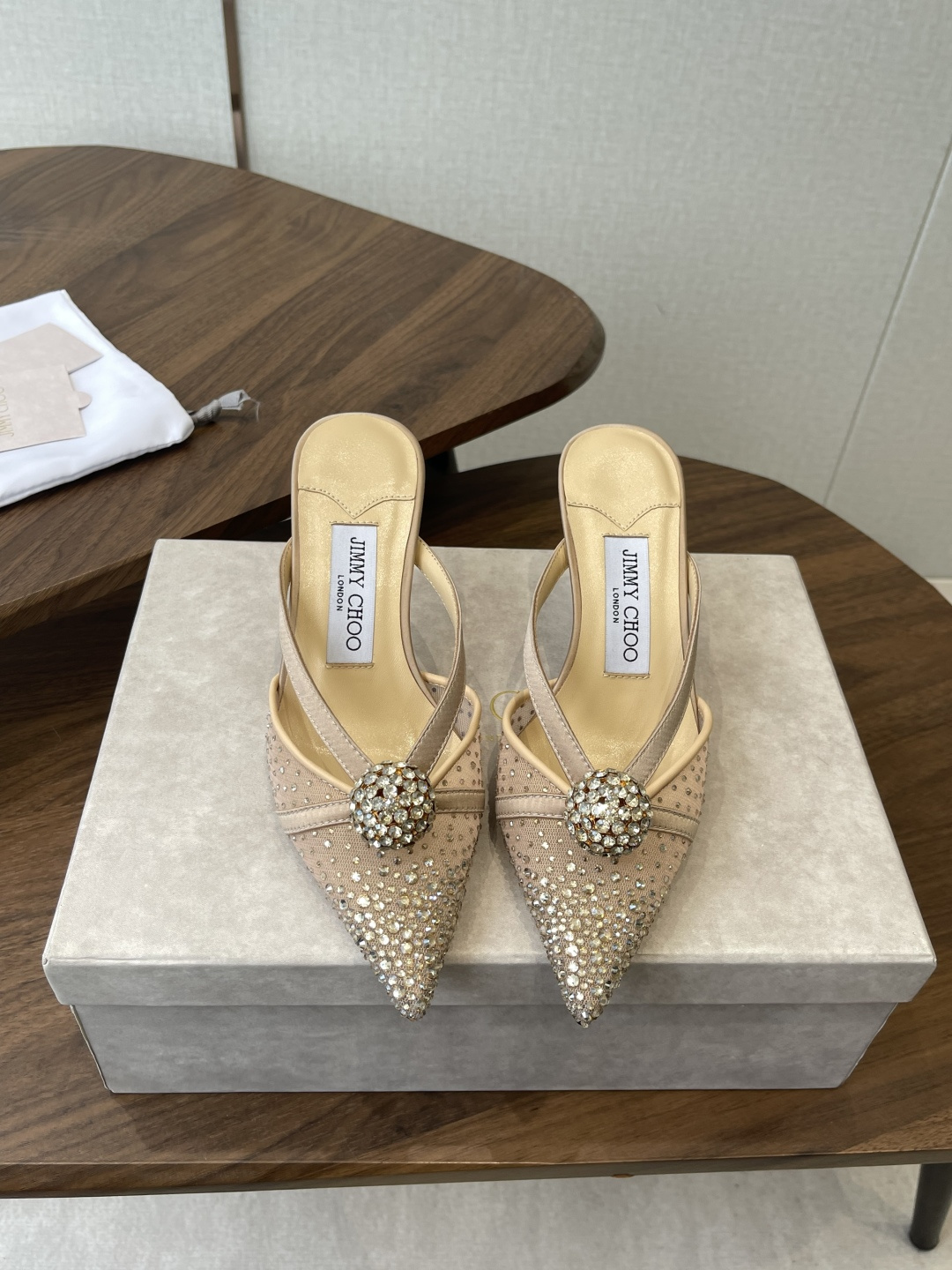Jimmy Choo 26ss 春夏 系列JC新款 高跟拖鞋 凉鞋模糊鞋履与珠宝配饰之间的界线 鲜明 J