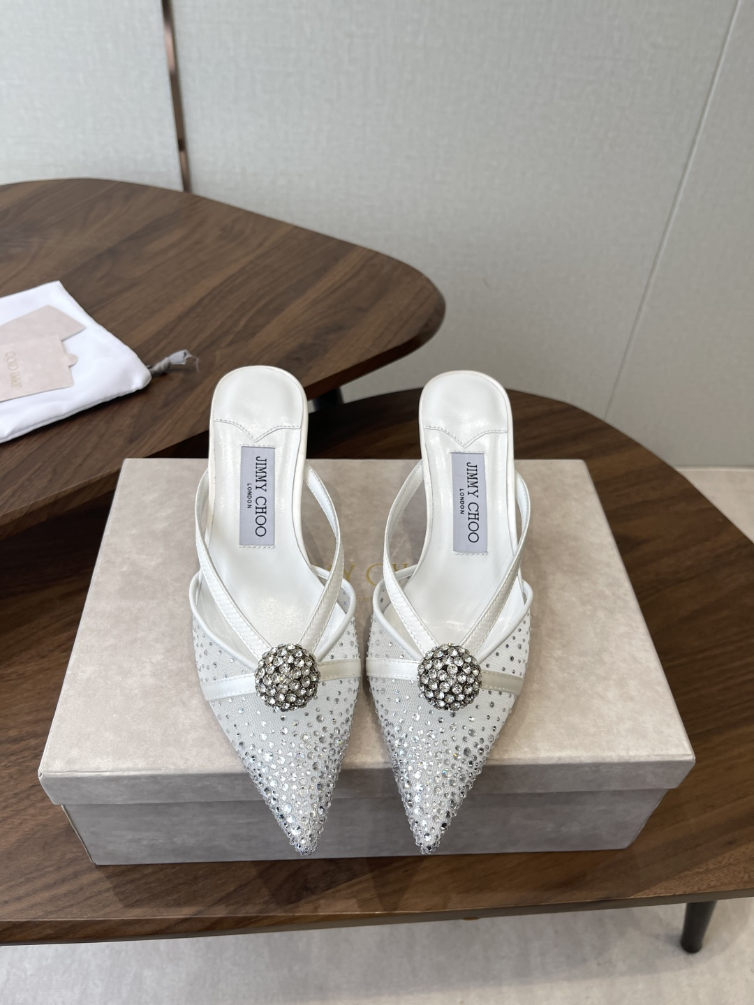 Jimmy Choo 26ss 春夏 系列JC新款 高跟拖鞋 凉鞋模糊鞋履与珠宝配饰之间的界线 鲜明 J