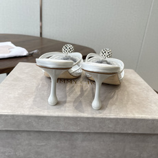 Jimmy Choo 26ss 春夏 系列JC新款 高跟拖鞋 凉鞋模糊鞋履与珠宝配饰之间的界线 鲜明 J Jimmy Choo 26ss 春夏 系列JC新款 高跟拖鞋 凉鞋模糊鞋履与珠宝配饰之间的界线 鲜明 J