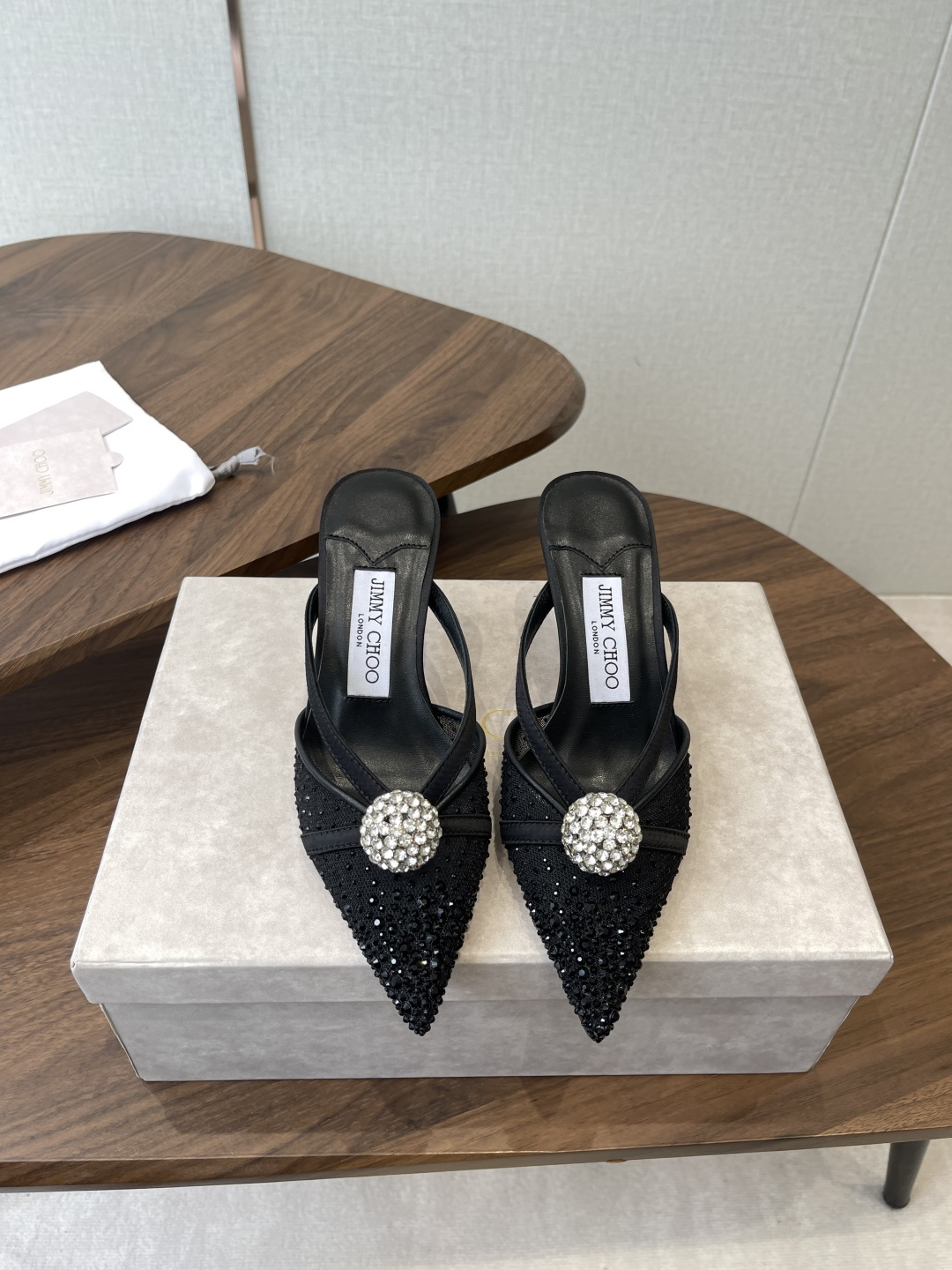 NO:815043,Jimmy Choo 26ss spring and summer series JC new high-heeled slippers and sandals blur the line between shoes and jewelry accessories. Distinctive Jimmy Choo style design. Exquisite and graceful draping, like an elegant ankle chain for slender feet. There are also many exquisite crystal pendants on the heel line to highlight the unique shoe shape. The pointed toe is paired with a 6 cm slender high heel, which is fashionable and eye-catching and unforgettable. The upper is imported silk/pearl and the lining is sheepskin.  Italian genuine leather outsole Height: 7/9.5CM Size35-42 (40 41 42 customized, non-returnable), half-slip high heels, jimmy choo, sandals, high heels, slippers, sheepskin, real silk, Leather soles19860909Jimmy Choo 26ss 春夏 系列JC新款 高跟拖鞋 凉鞋 模糊鞋履与珠宝配饰之间的界线 鲜明 Jimmy Choo 风格设计. 精美上优美悬垂,宛如为纤足戴上优雅踝链.另有多颗精美水晶垂饰后跟线,突显别致鞋型,尖头配以 6厘米纤细高跟,时髦吸睛,令人难以忘怀 鞋面进口真丝/珍珠 内里垫脚羊皮 意大利真皮大底 高度:7/9.5CM Size35-42（40 41 42订做不退换）,半拖高跟鞋,jimmy choo,sandals,high heels,slippers,sheepskin,real silk,Leather soles,Women's Shoes